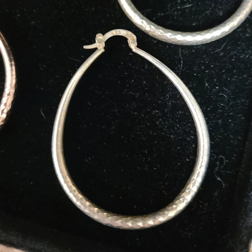 Redvelvetrebel earrings set